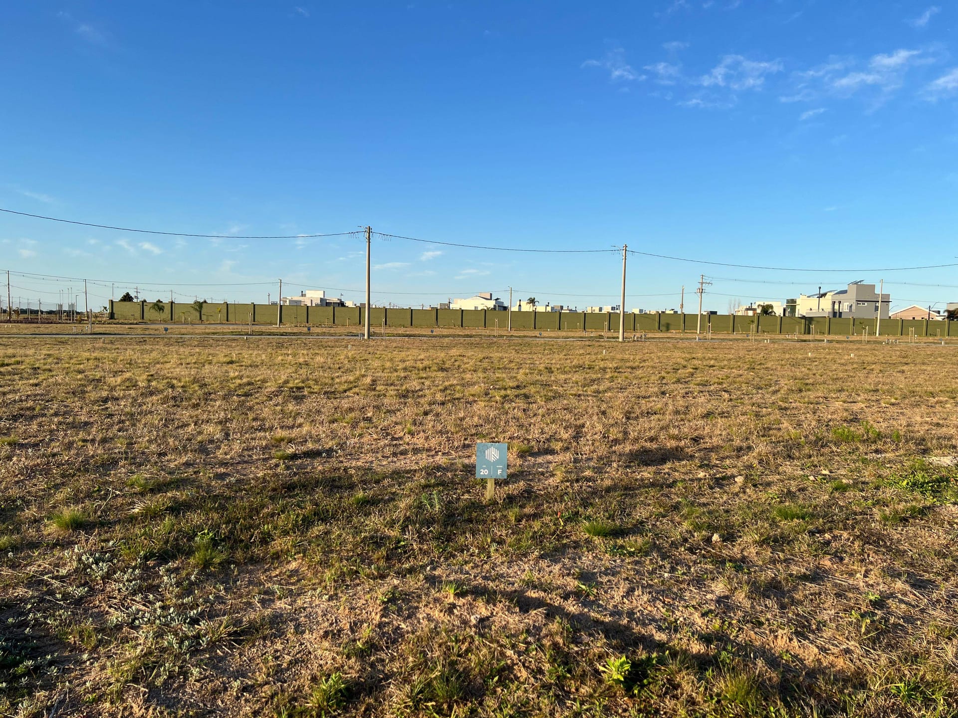 Terreno à venda no Laranjal, 259 m² (11m x 24m), condomínio completo com lazer, segurança 24h e infraestrutura de alto padrão em Pelotas.