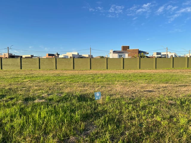 Terreno com 328m², à venda, no bairro Laranjal em Pelotas