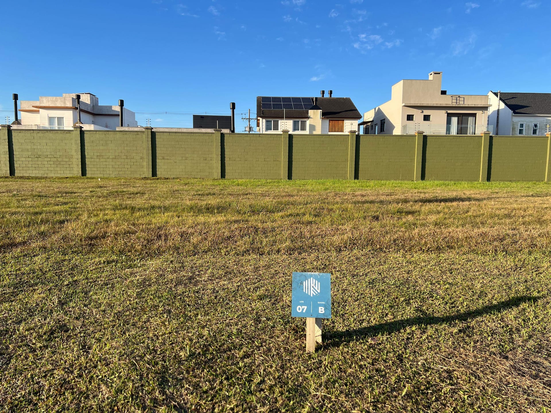 Terreno de 240 m² à venda no Laranjal, Pelotas, com medidas 10x24 m, em condomínio completo de alto padrão.