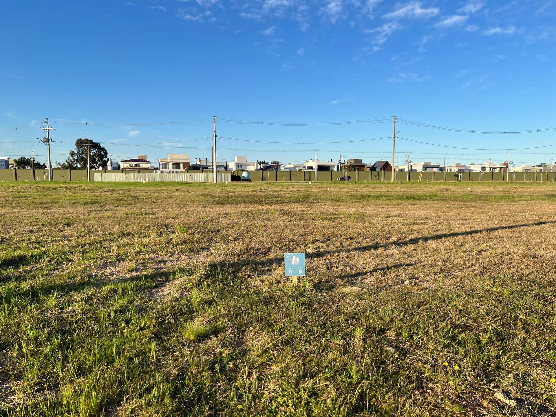 Terreno à venda no Riviera, Laranjal, Pelotas: 265 m² (12,15 m x 24,5 m). Excelente localização, ideal para construir seu projeto.
