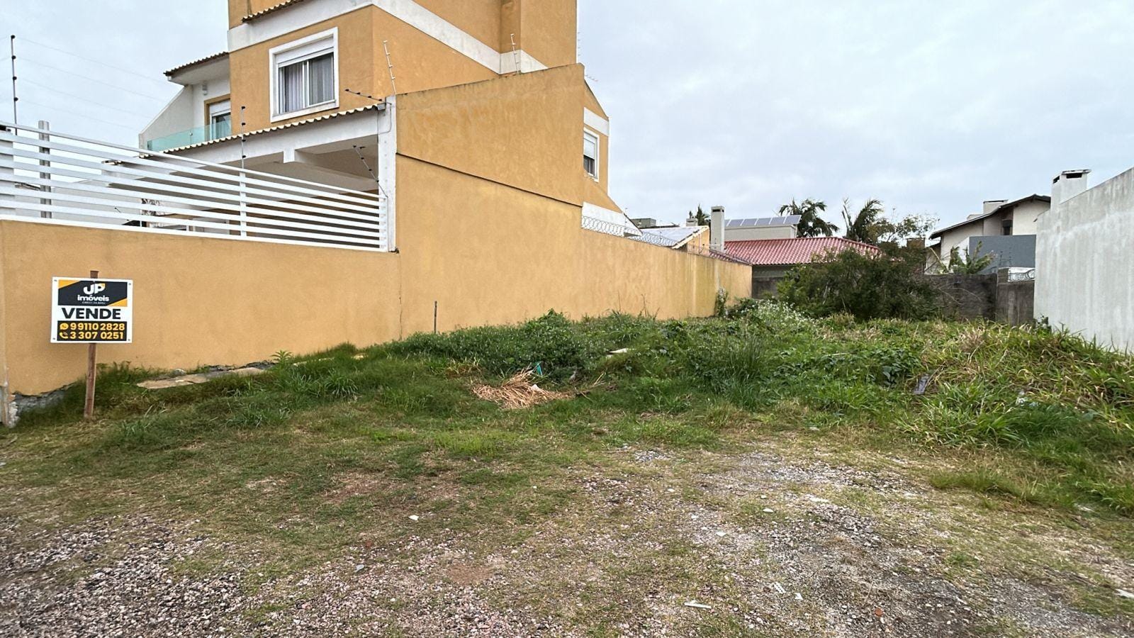 Terreno à venda no Las Acacias, Laranjal: 275 m² (10x27,5 m), pronto para construir em área residencial tranquila.