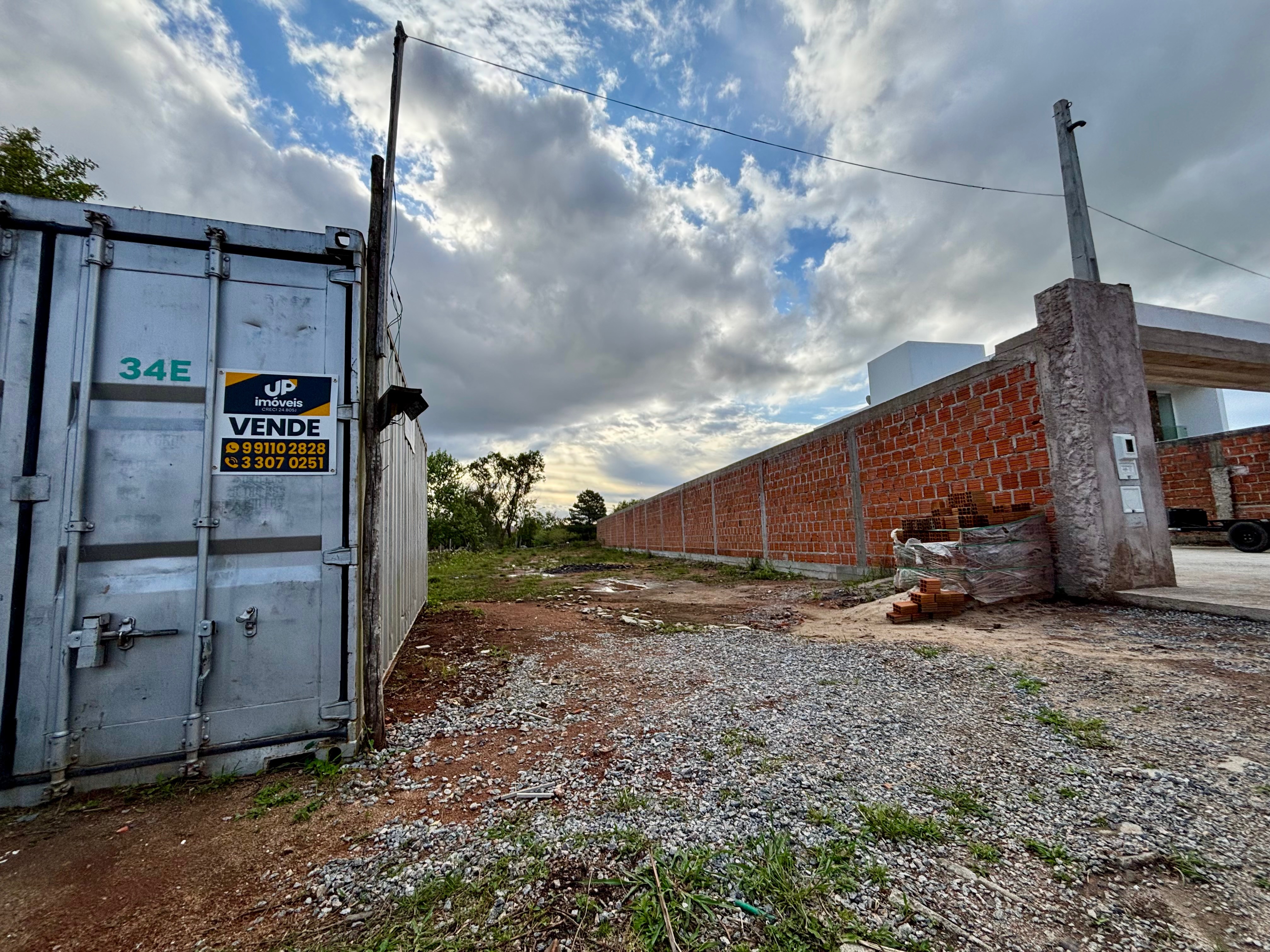 Terreno à venda no Recanto de Portugal, Laranjal, Pelotas/RS, com 500 m² (10x50m), limpo, aterrado e parcialmente murado.
