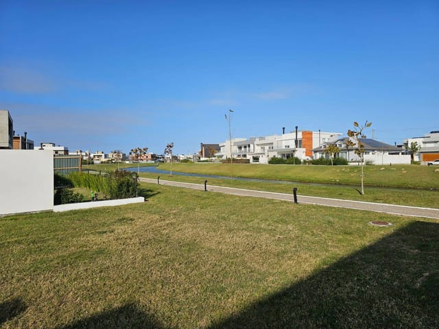 Terreno com 401m², à venda, no bairro Laranjal em Pelotas