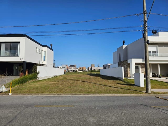 Terreno com 401m², à venda, no bairro Laranjal em Pelotas
