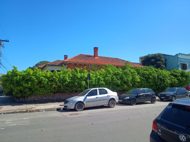 Terreno com 677m², à venda, no bairro Centro em Pelotas