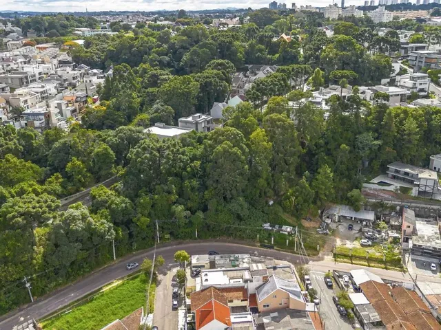 Terreno à venda, no bairro Campo Comprido em Curitiba