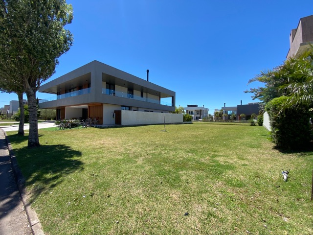 Terreno com 428m², à venda, no bairro Laranjal em Pelotas