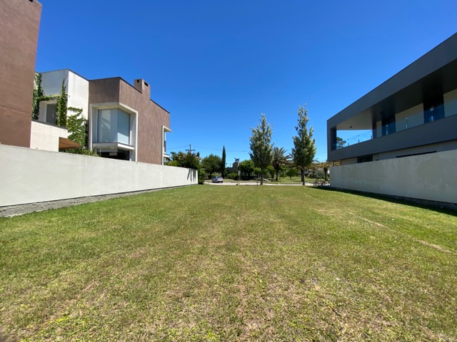 Terreno com 428m², à venda, no bairro Laranjal em Pelotas