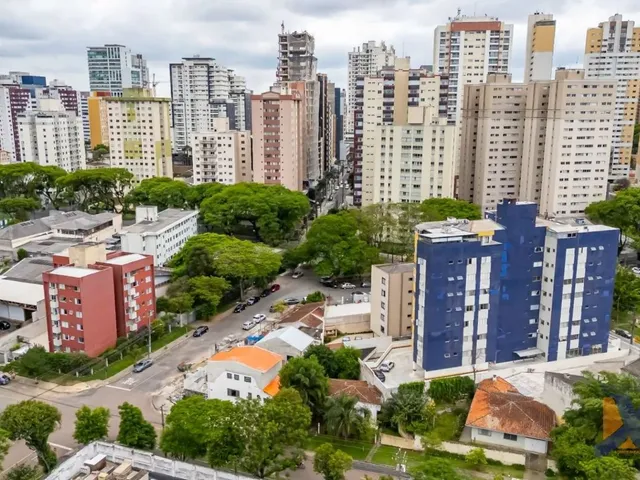 Terreno à venda, no bairro Água Verde em Curitiba