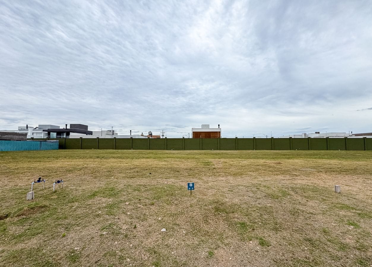 Terreno à venda no Condomínio Riviera, Laranjal: Com 318 m² de área total (10 metros de frente por 32 metros de profundidade).