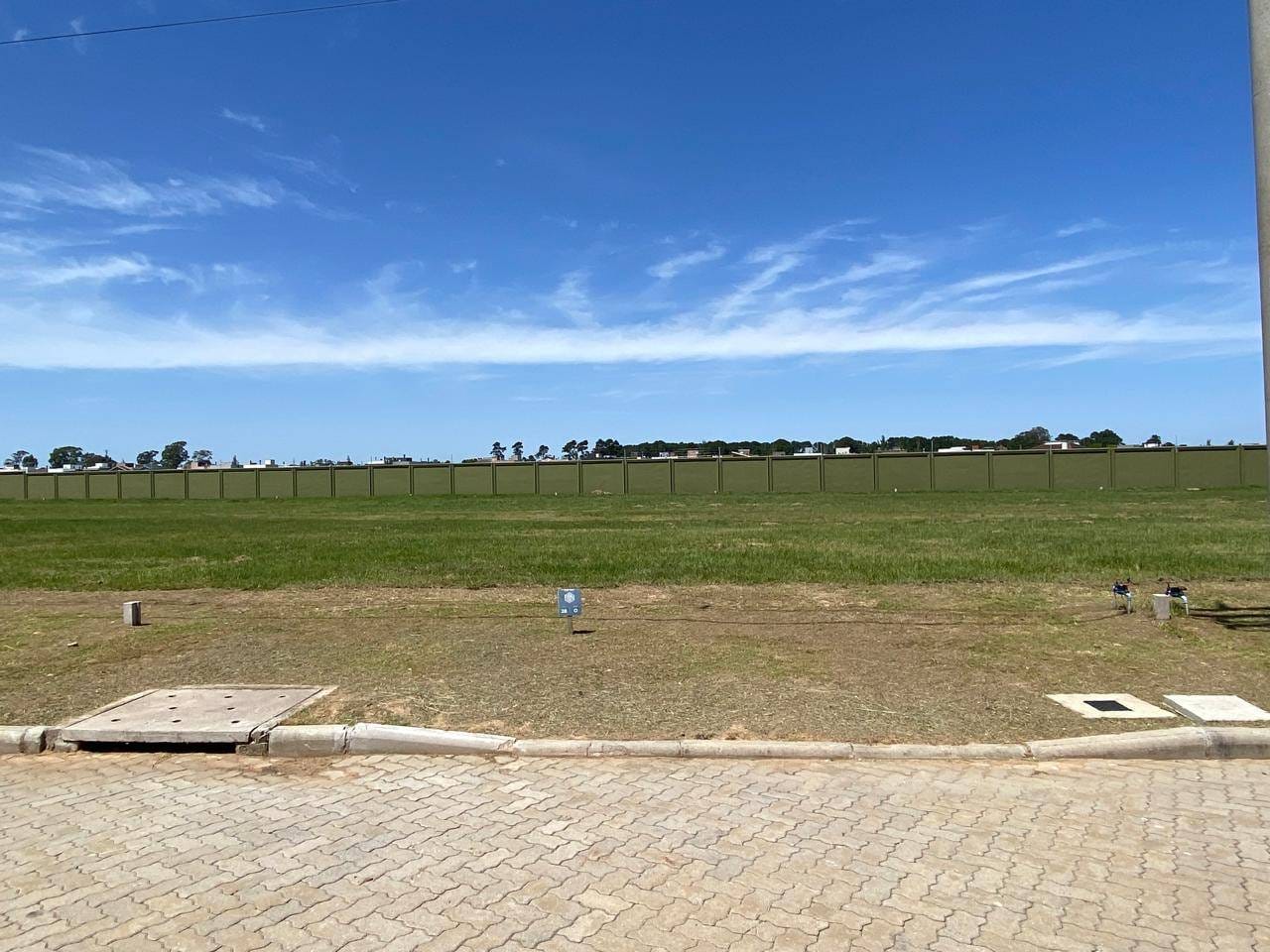 Terreno à venda no Riviera, Laranjal: 400 m² de área total, sendo 10 m de frente em condomínio completo.