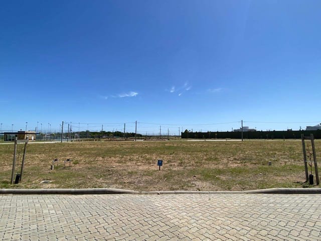 Terreno com 303m², à venda, no bairro Laranjal em Pelotas