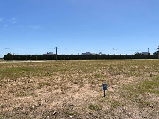 Terreno com 303m², à venda, no bairro Laranjal em Pelotas