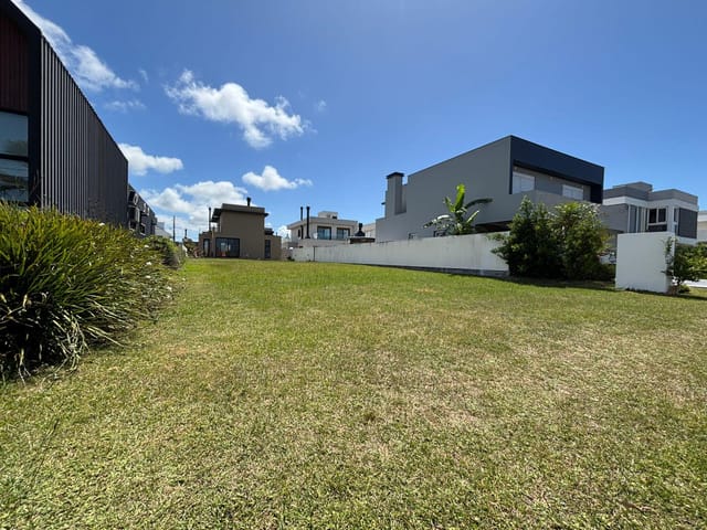 Terreno com 407m², à venda, no bairro Laranjal em Pelotas