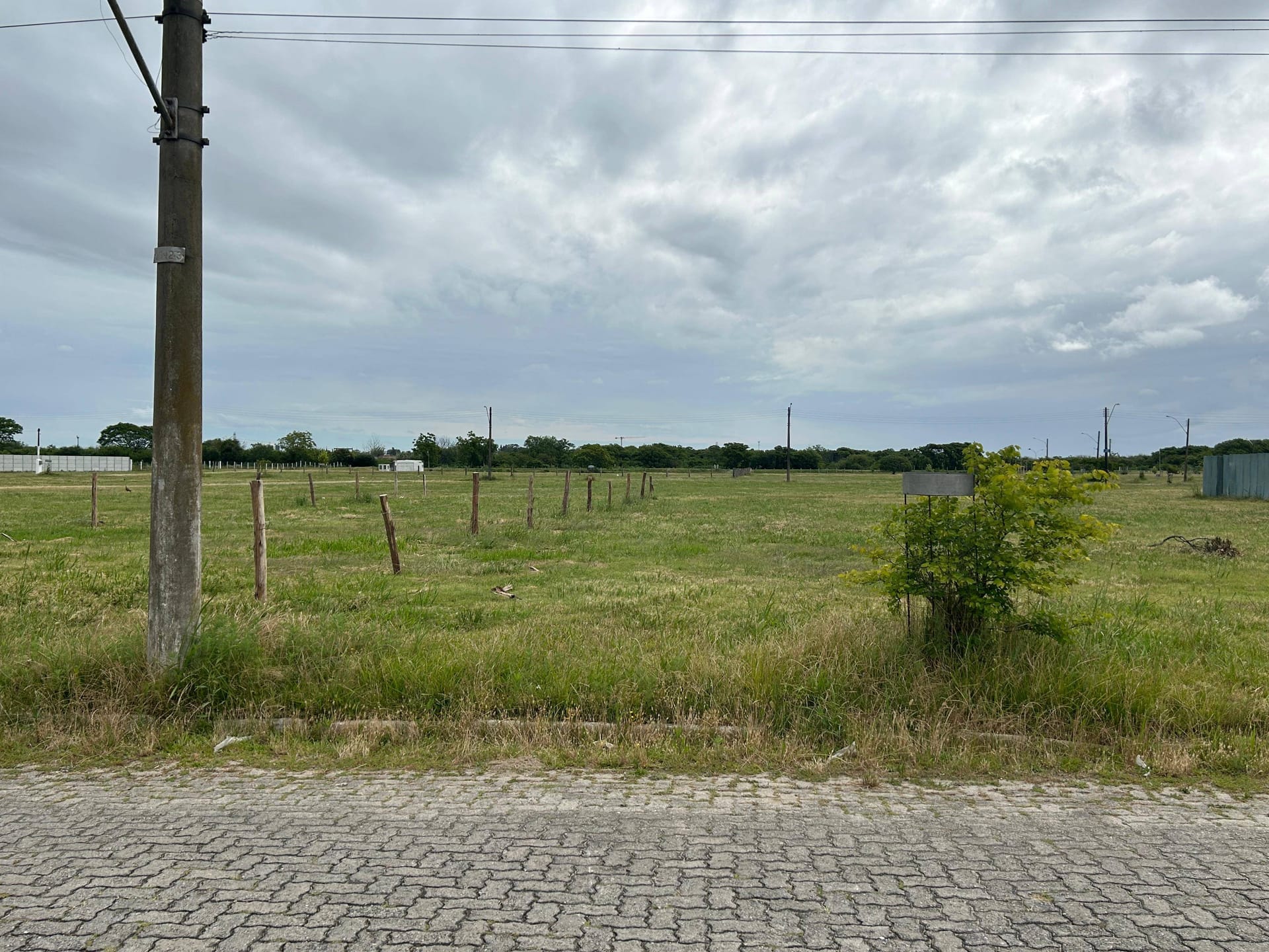 Terreno à venda no centro de Pelotas: com área total de 360 m², sendo 10 m de frente por 36 m de profundidade.