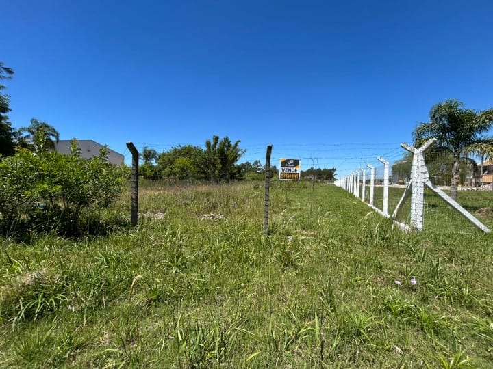 Terreno à venda nas Três Vendas, Pelotas - com área total de 3.674 m², sendo 20 m de frente e profundidade de 182 m.