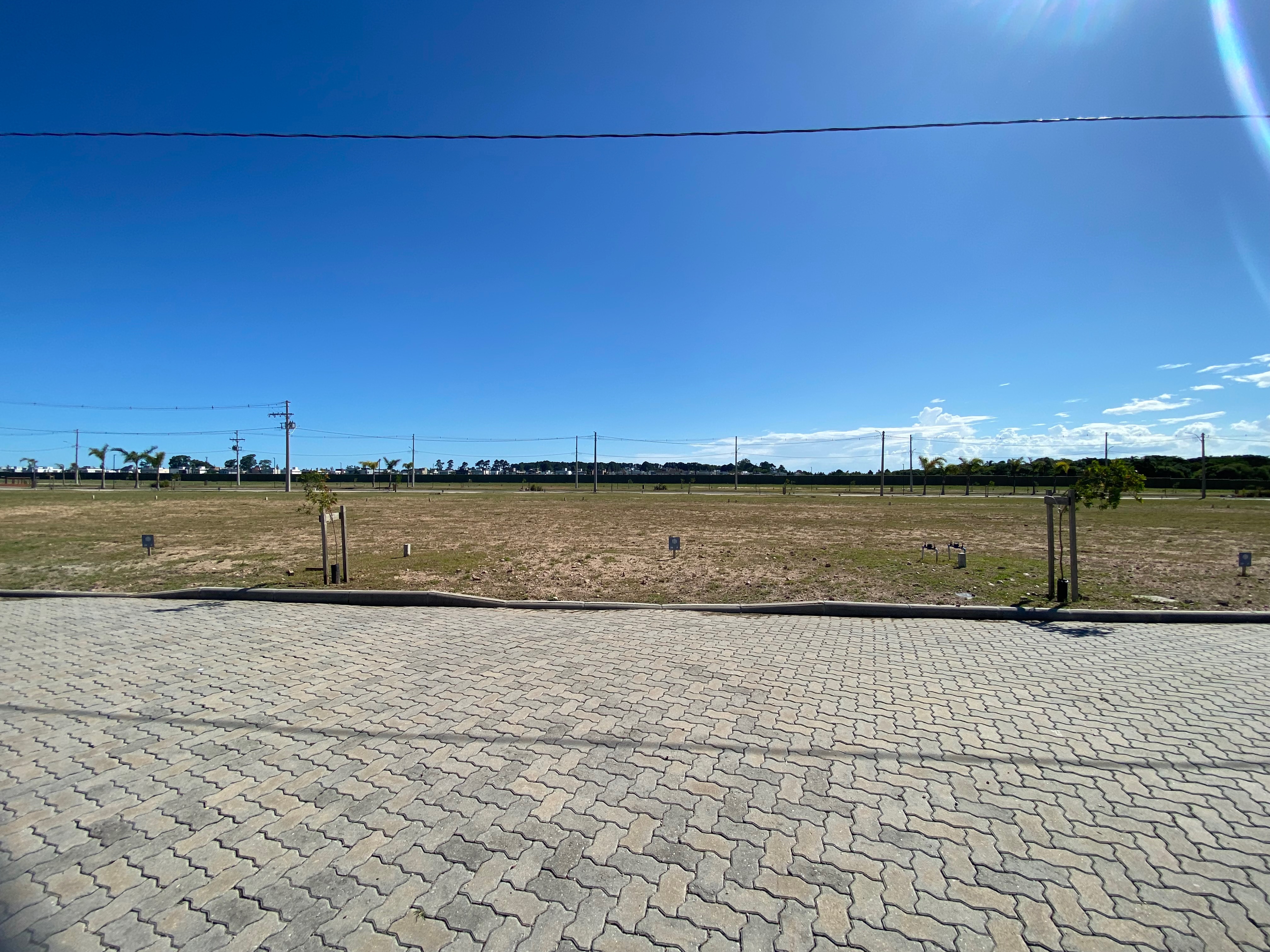 Terreno à venda no Riviera, Laranjal - 261,89 m² de área total, sendo 10 metros de frente, em condomínio com infraestrutura completa.