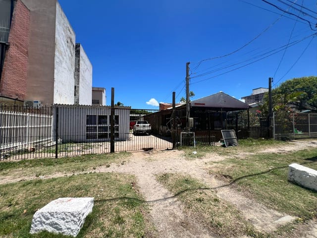 Foto do Terreno - Terreno à venda no Laranjal, Pelotas - com 495 m² de área total, sendo 15 m de frente para a praia. | UP Imóveis