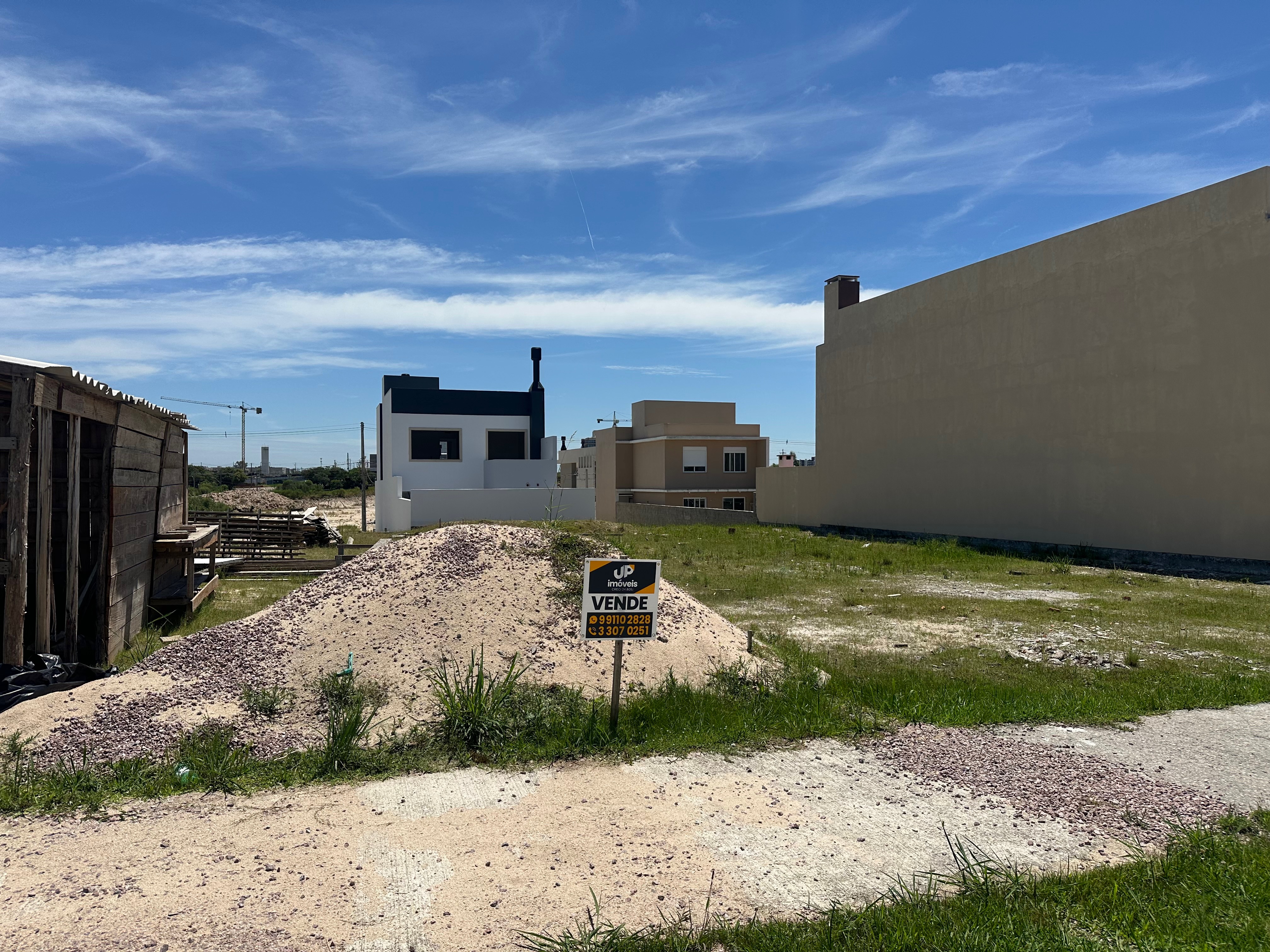 Terreno à venda no Quinta do Lago, Três Vendas - com 189 m² de área total, sendo 7 metros de frente por 27 metros de lateral.