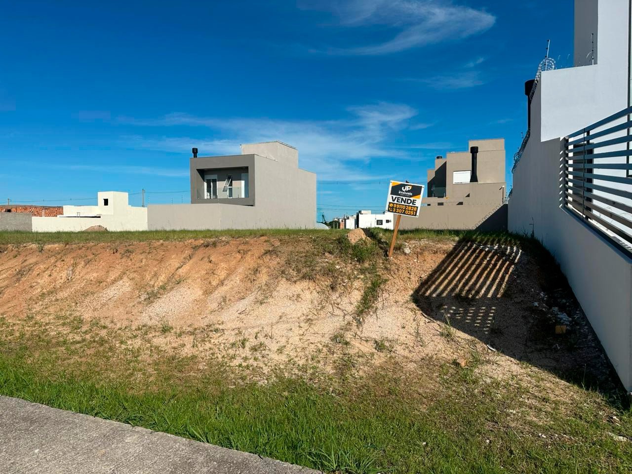 Terreno à venda no Quinta do Lago, Três Vendas - 182 m² de área total, com 7 metros de frente por 26 metros de profundidade.