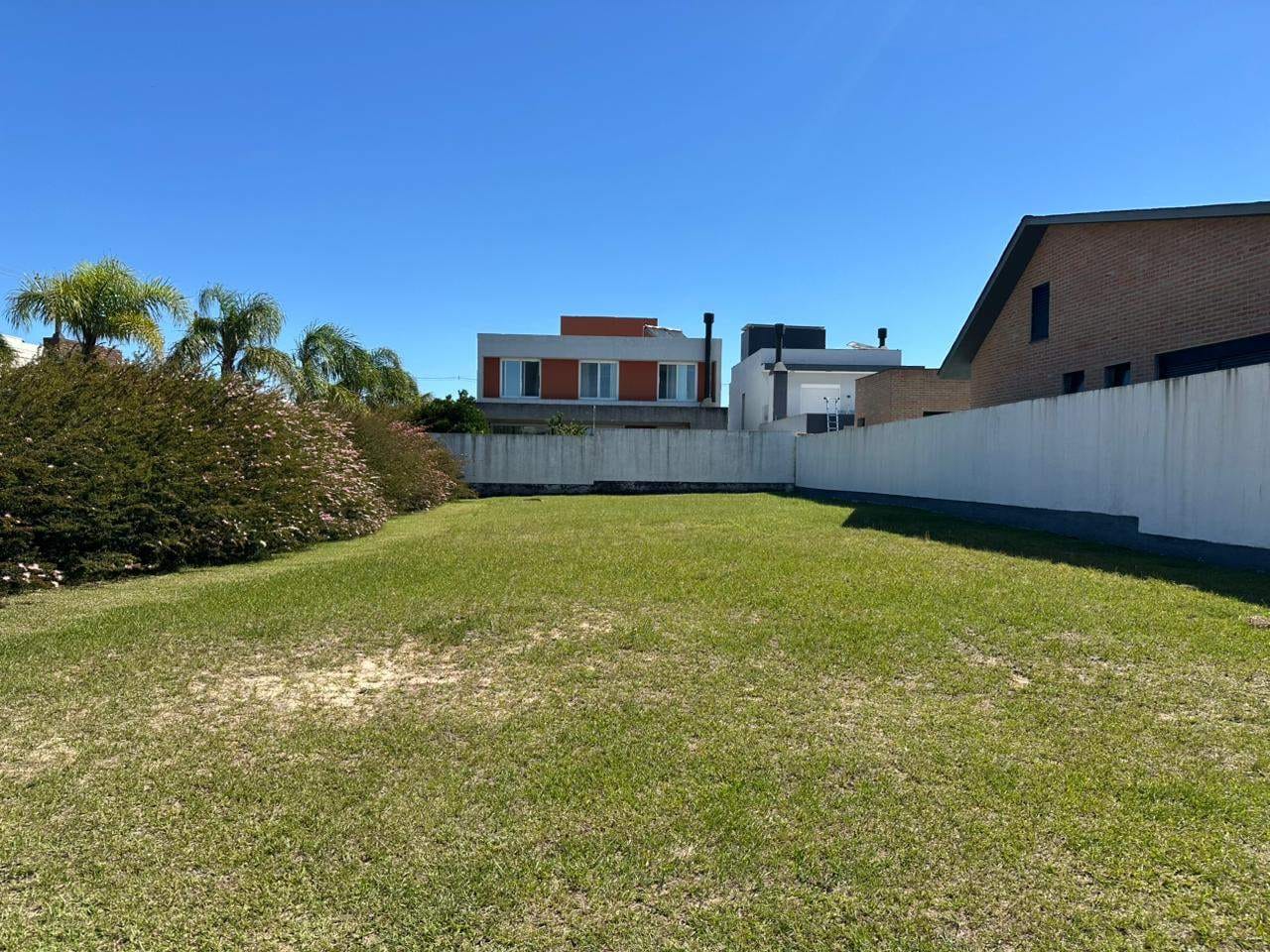 Terreno à venda no Alphaville, Laranjal - possui uma área total de 441 m², sendo 15 metros de frente em condomínio completo.