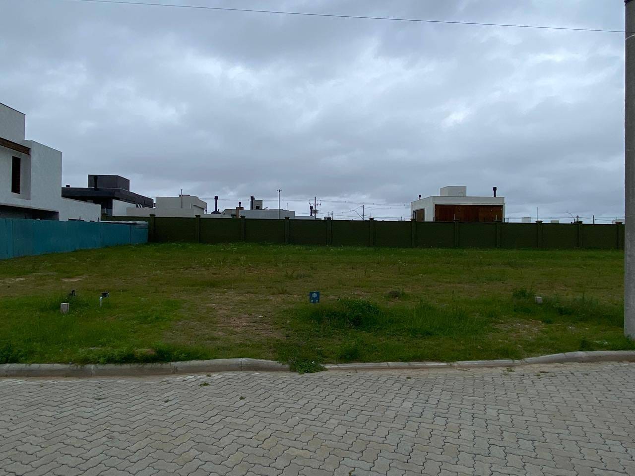 Terreno à venda no Riviera, Laranjal - 335 m², com 10 metros de frente em condomínio com infraestrutura completa.