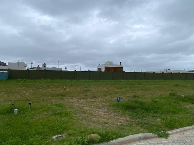Terreno com 335m², à venda, no bairro Laranjal em Pelotas