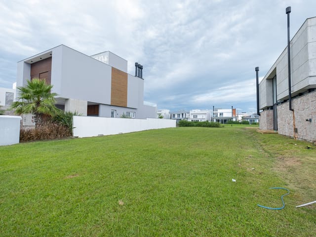 Terreno com 401m², à venda, no bairro Laranjal em Pelotas