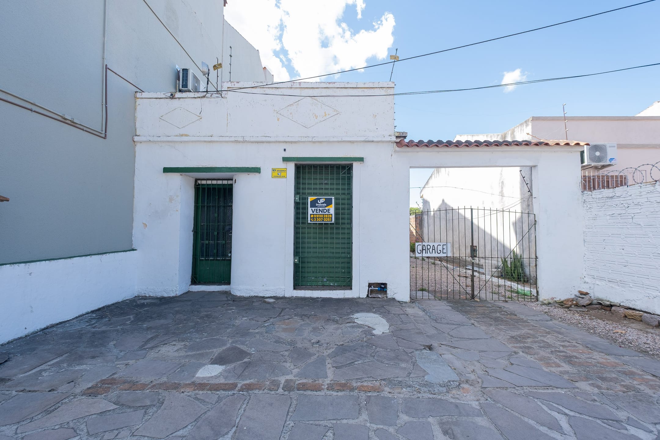 Terreno à venda na Av. Domingos de Almeida, Areal - 408 m², sendo 8,5 metros de frente por 48 metros de extensão lateral.