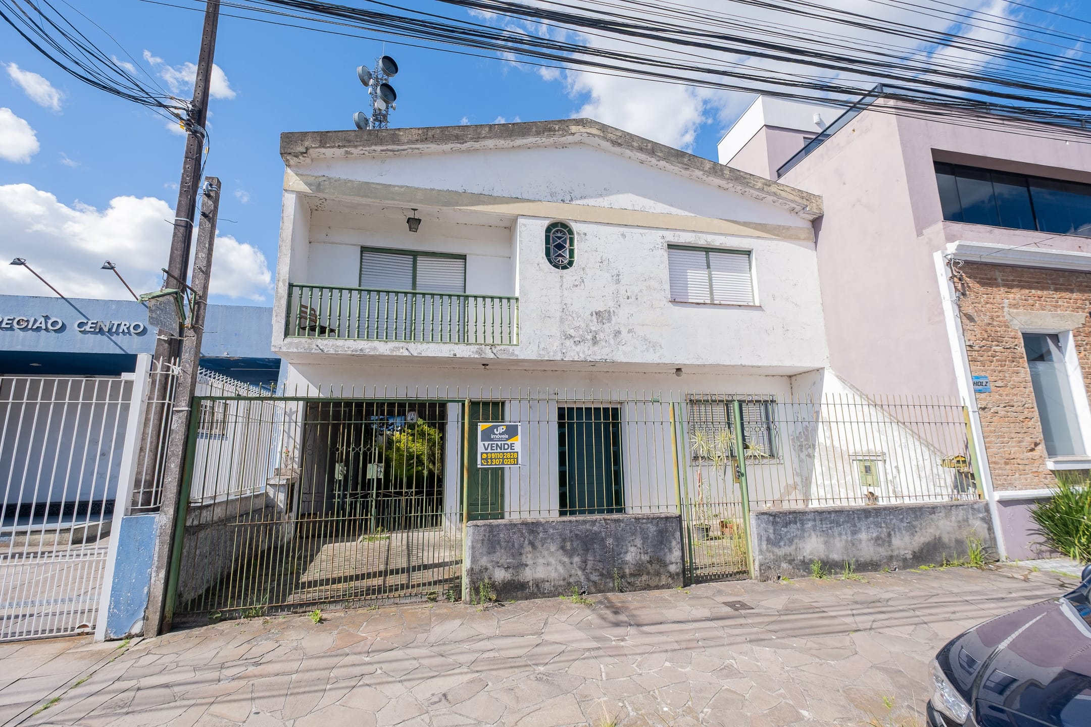 Terreno à venda no centro de Pelotas - possui uma área total de 1.050 m², com 10,5 metros de frente por 100 metros de profundidade.