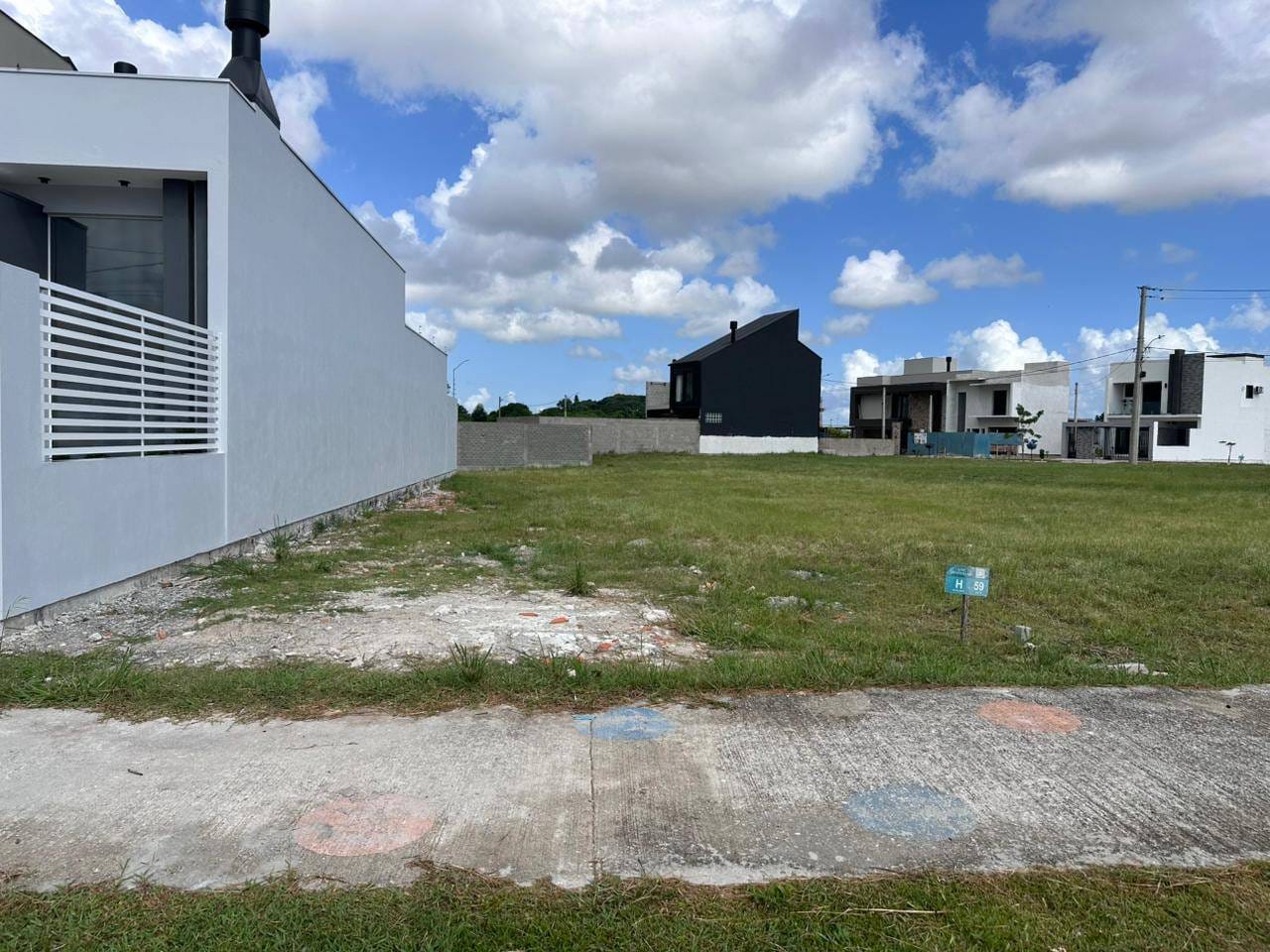 Terreno à venda no Quinta do Lago, Três Vendas - com 182 m² de área total, sendo 7 metros de frente por 26 metros de profundidade.
