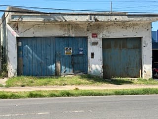 Terreno à venda na Av. Vinte e Cinco de Julho, Três Vendas - com 500 m² de área total, sendo 10 metros de frente e 50 metros de fundos.