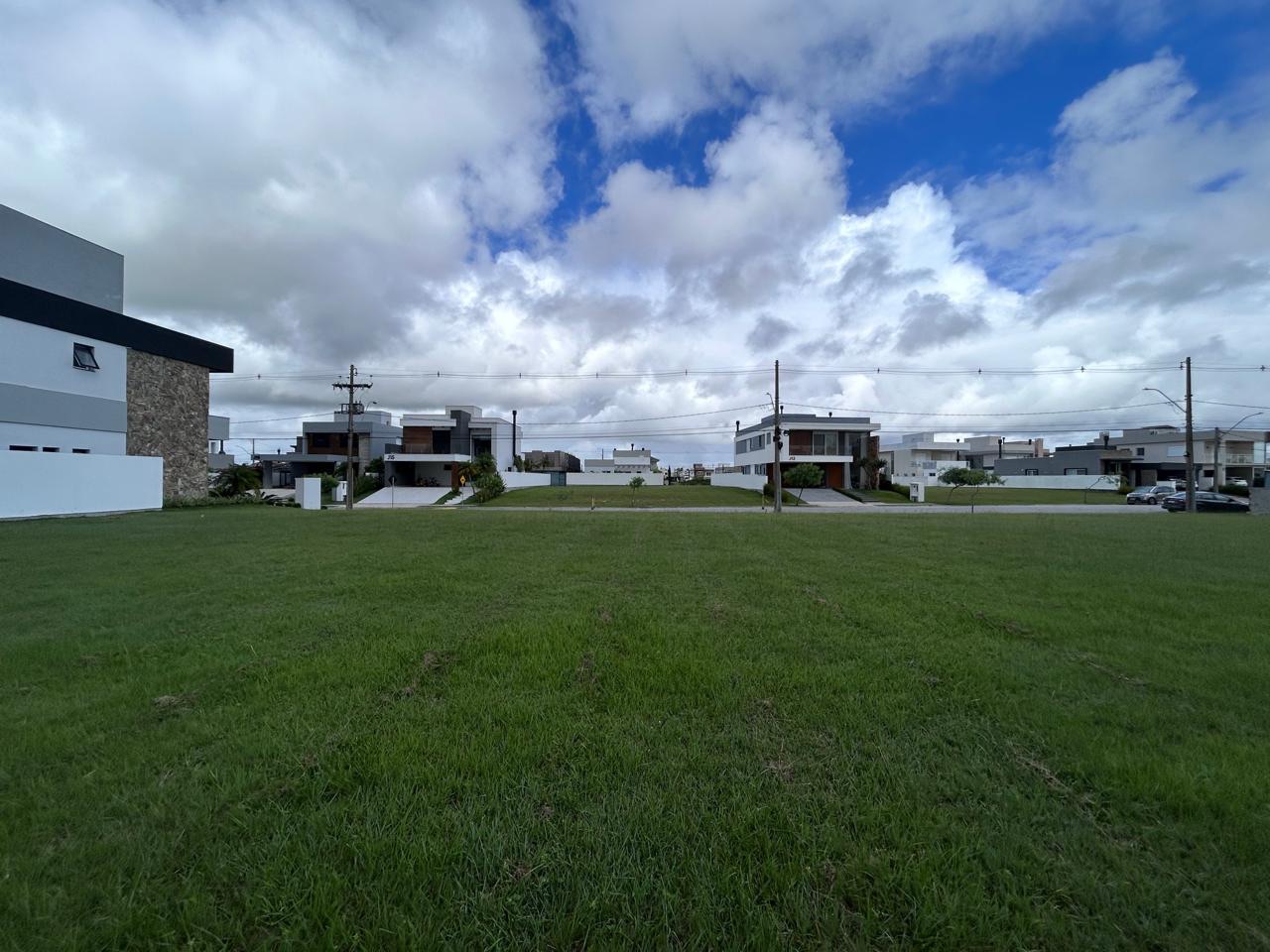 Terreno à venda no Alphaville, Laranjal - 400 m² de área total, com frente de 13 metros e condomínio de alto padrão.