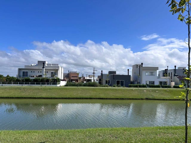 Terreno com 416m², à venda, no bairro Laranjal em Pelotas