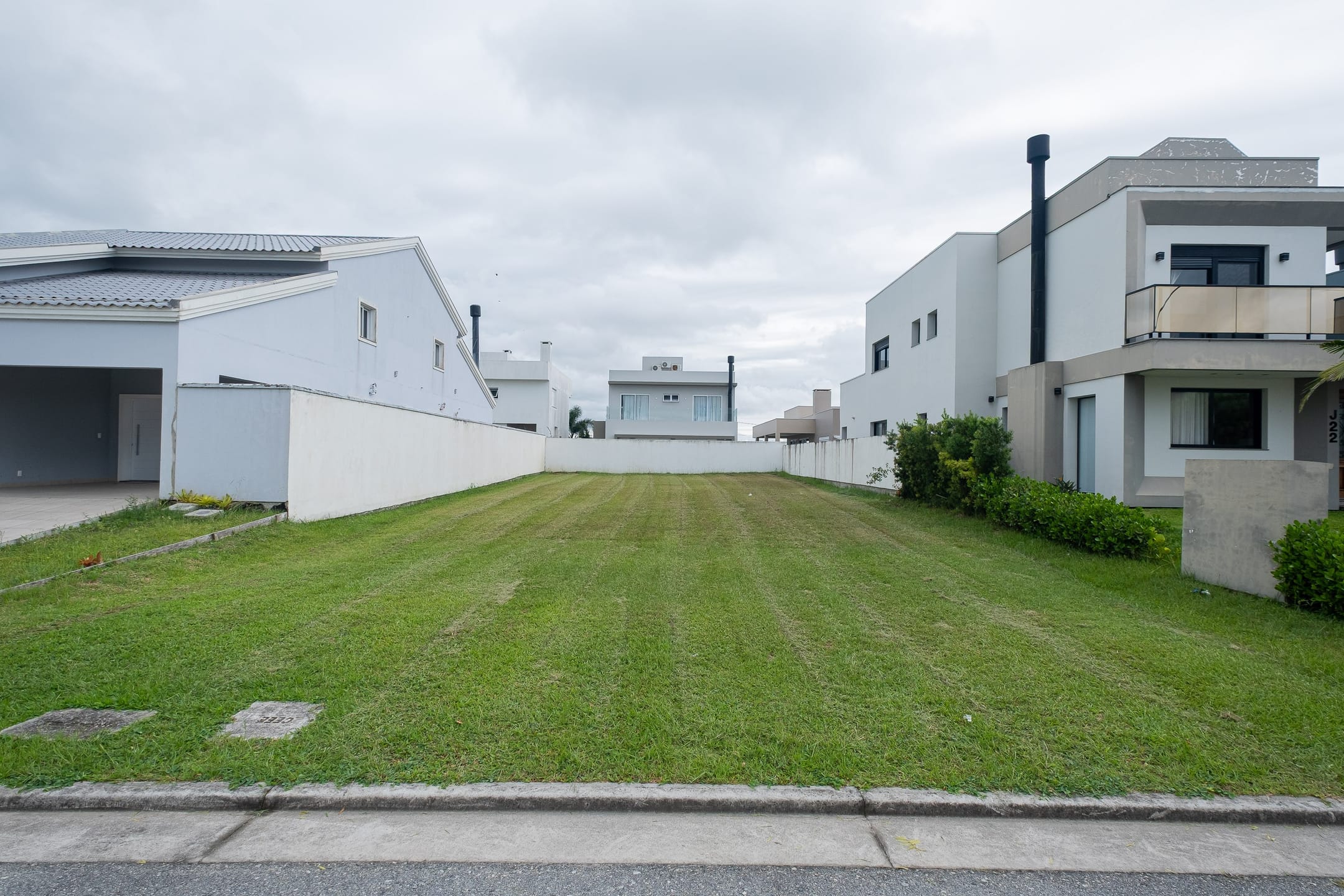 Terreno à venda no Alphaville, Laranjal -  com 406,5 m² de área total, sendo 13 metros de frente por 30 metros de lateral.