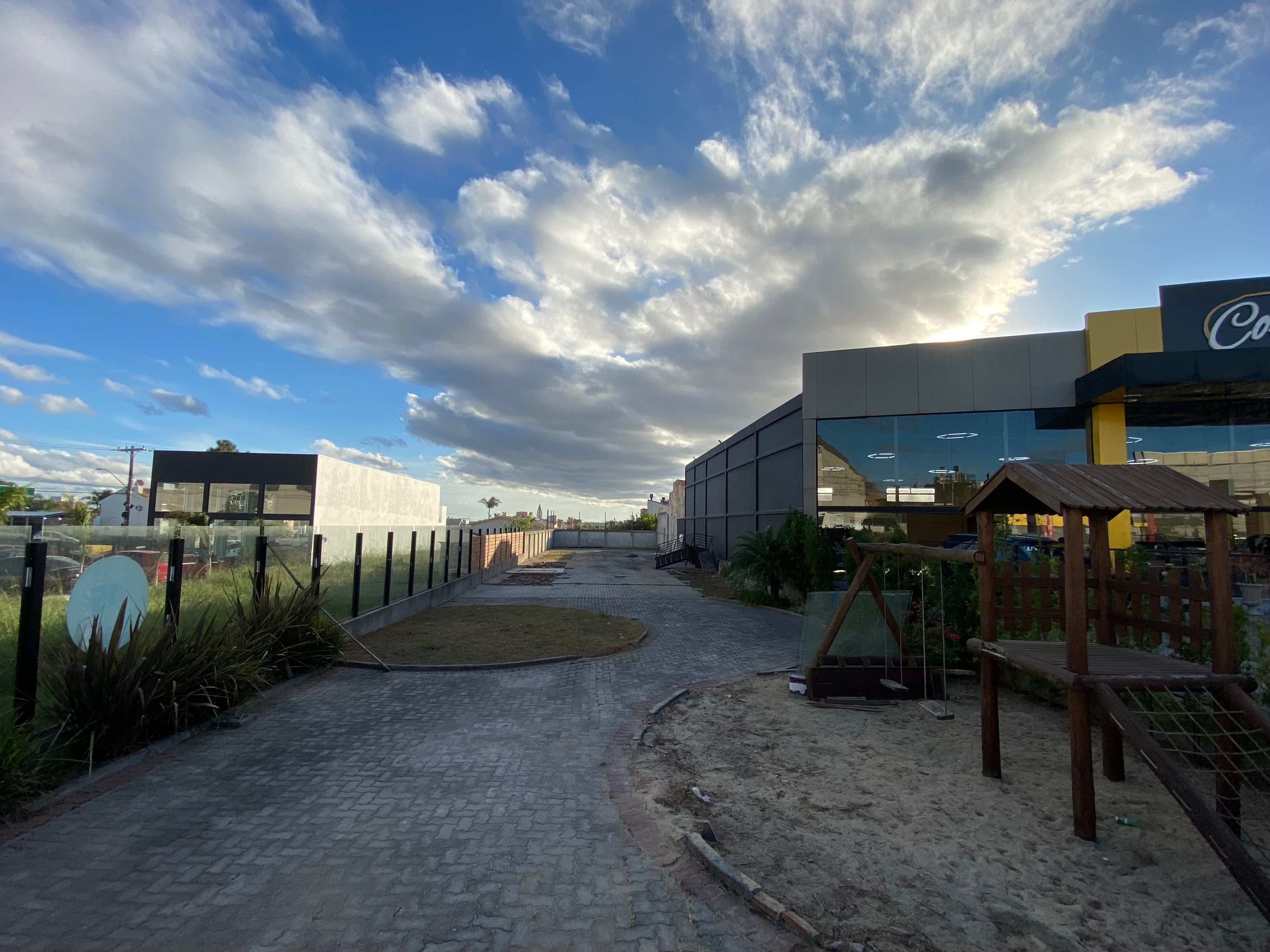 Terreno à venda na Zona Norte de Pelotas - 538 m² de área total, com uma frente de 12 metros e alta visibilidade.