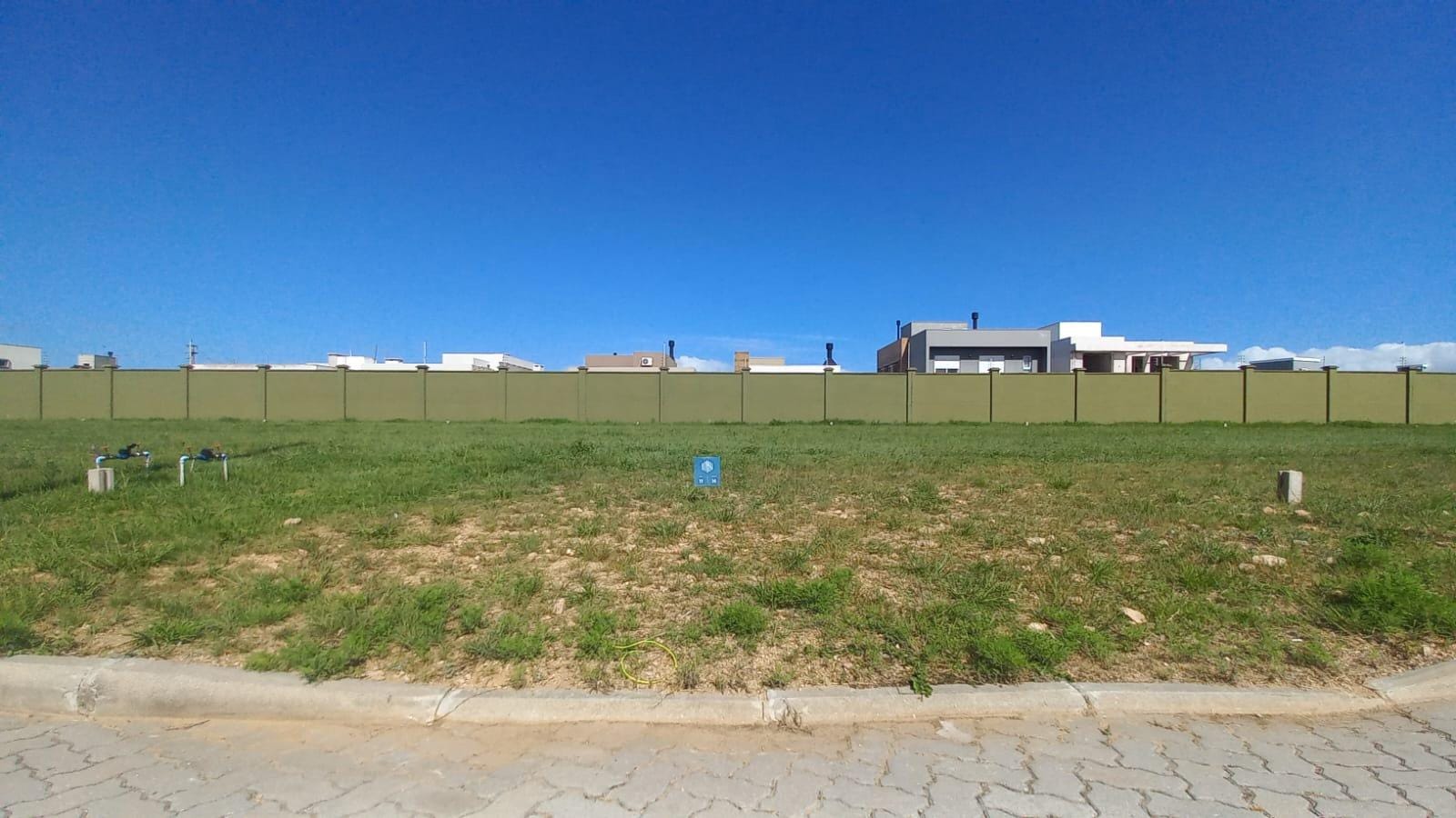 Terreno à venda no condomínio Riviera - 249,79 m² de área total, com 10 metros de frente e infraestrutura de lazer completa.