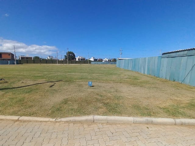 Terreno com 273m², à venda, no bairro Laranjal em Pelotas
