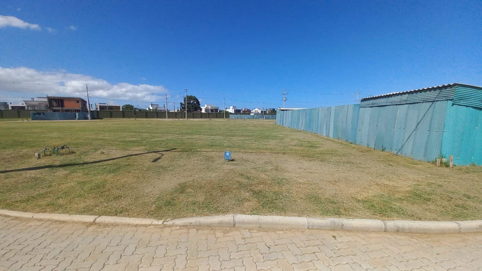 Terreno à venda no Riviera, Laranjal - 272 m² de área total, sendo 10 metros de frente e totalmente plano.