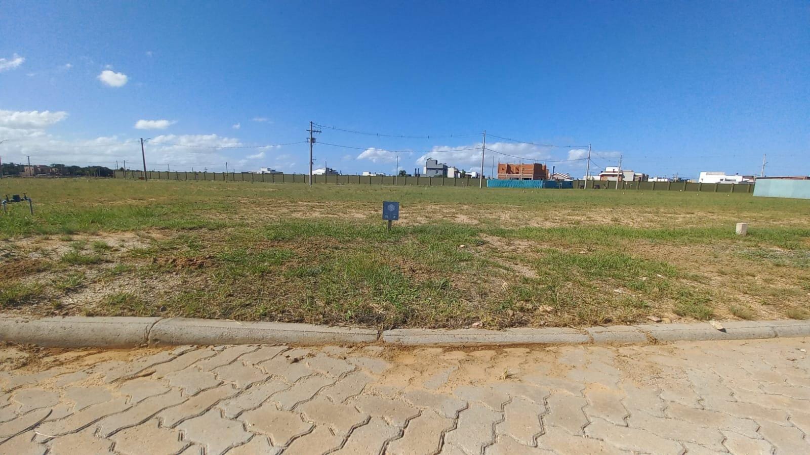 Terreno à venda no Riviera, Laranjal - com 254 m² de área total e condomínio com infraestrutura completa.