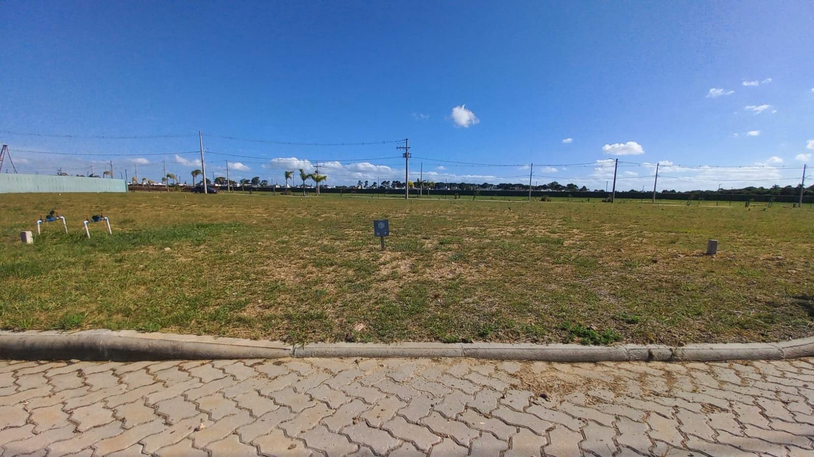 Terreno à venda no condomínio Riviera, Laranjal - com 283,53 m² de área total, sendo a frente de 12 metros e profundidade de 25 metros.