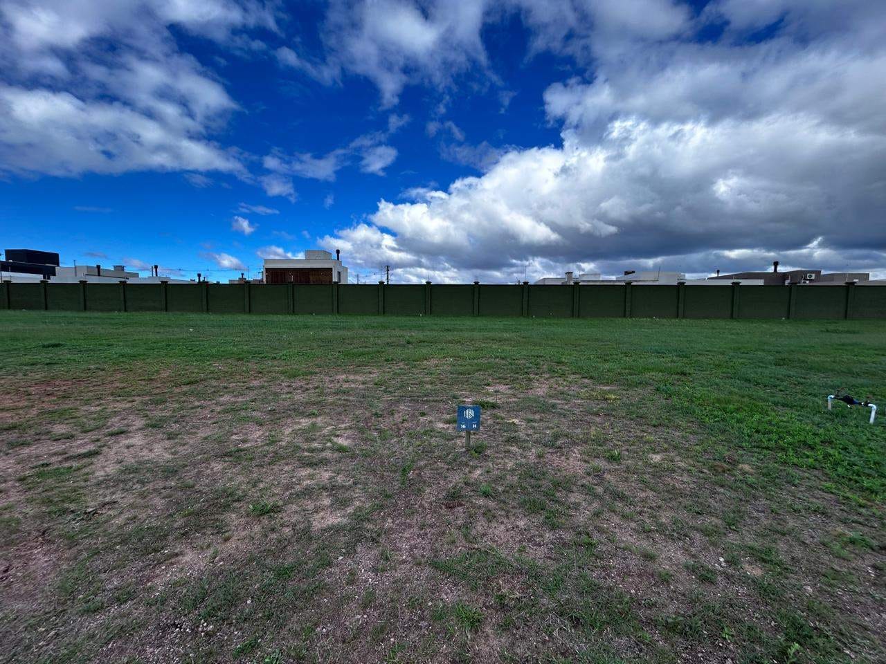Terreno à venda no Riviera, Laranjal - 270 m² de área total, sendo 10 metros de frente em condomínio com infraestrutura completa.