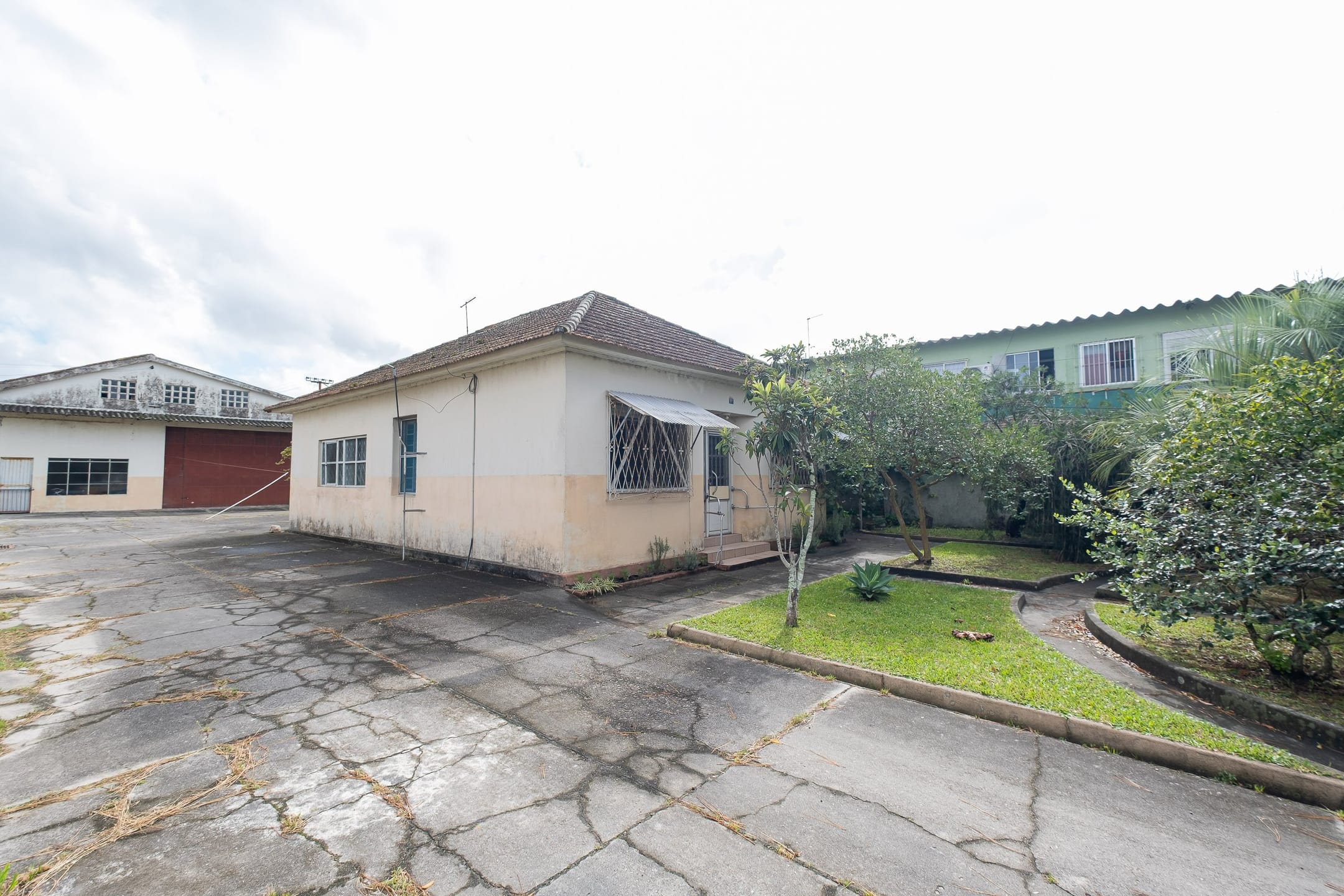 Terreno à venda na Av. Cidade de Lisboa, Fragata - 1.700 m² de área total, com amplo galpão e casa com 4 quartos. - 7
