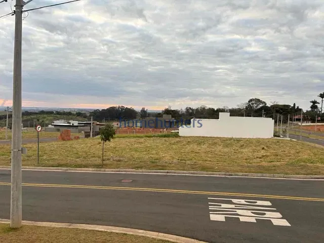 Terreno com 428m², à venda, no bairro Colinas do Castelo em Jaguariúna