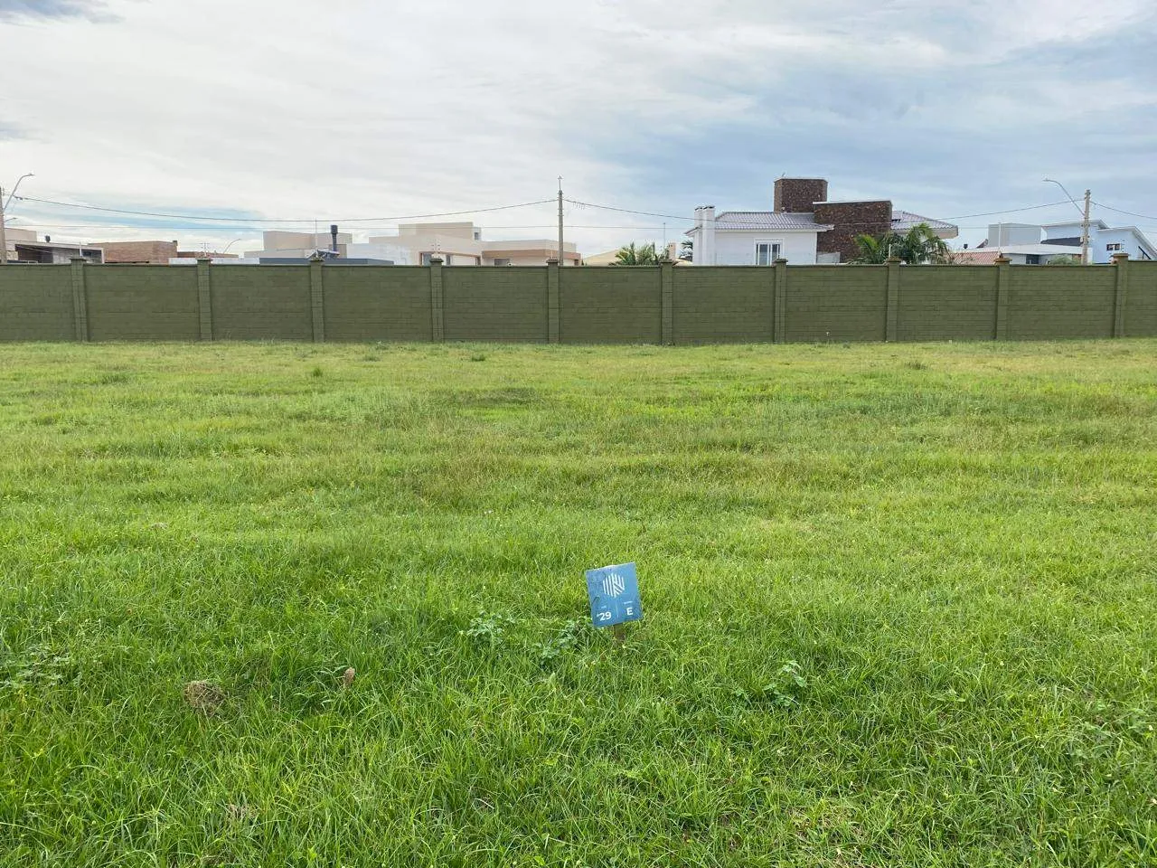 Terreno à venda no Riviera, Laranjal - 323 m² de área total, sendo 10 metros de frente em condomínio com infraestrutura completa.