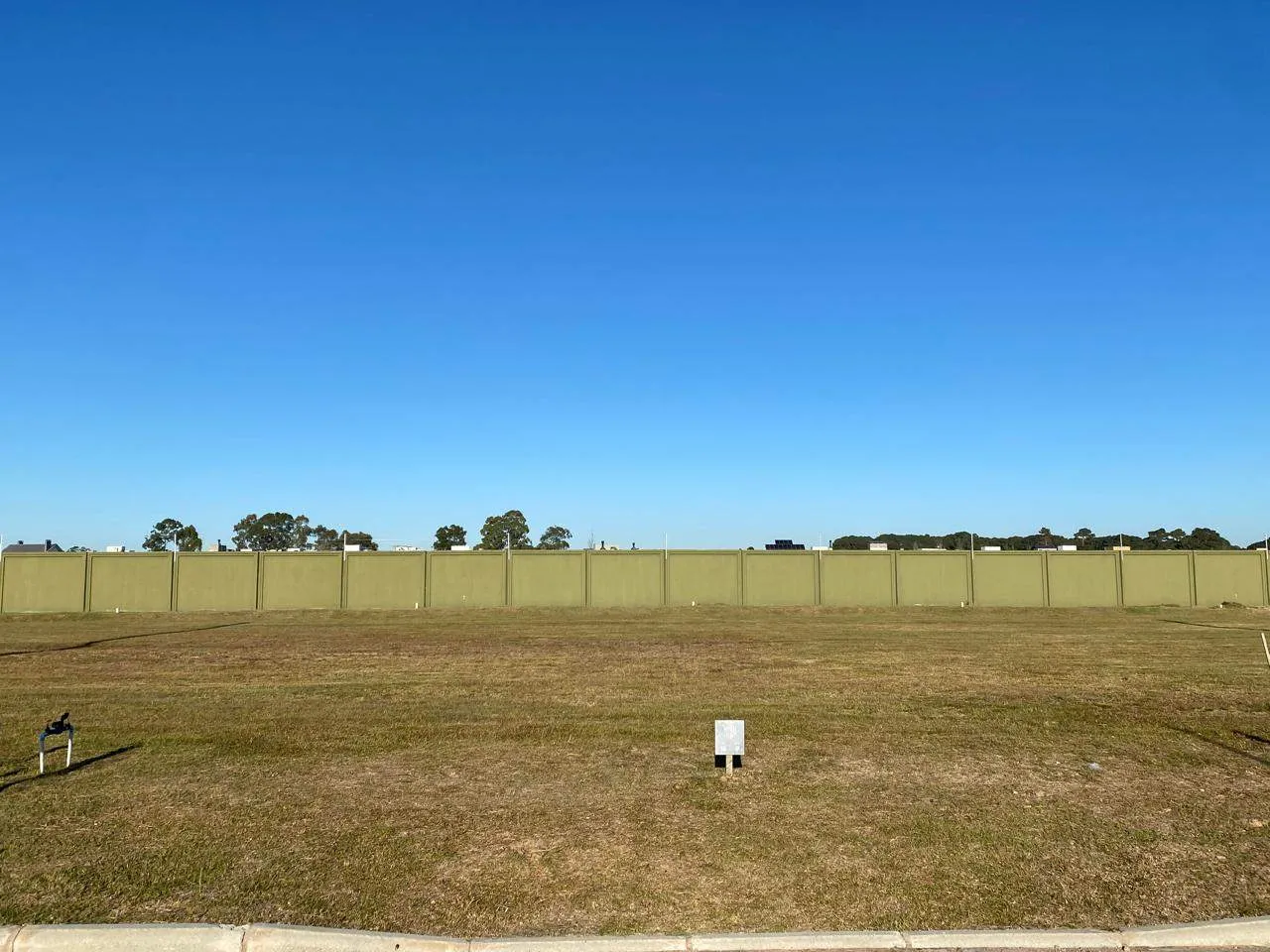 Terreno à venda no Riviera, Laranjal - 321 m² de área total, com 10 metros de frente e condomínio com infraestrutura completa.