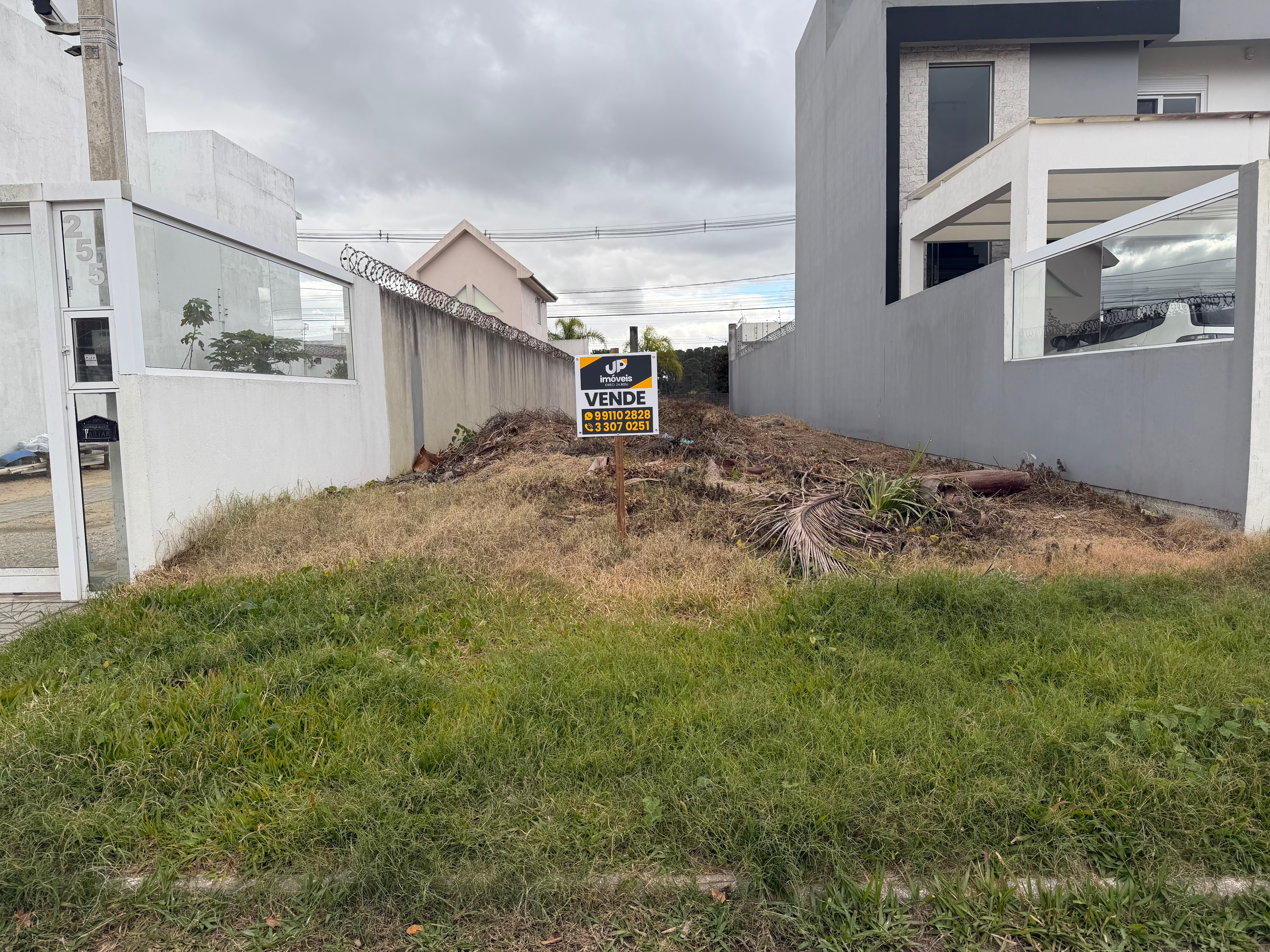 Terreno à venda no Bougainville, Laranjal - 222 m² de área total, sendo 6,5 metros de frente por 34 metros de fundo em localização privilegiada.
