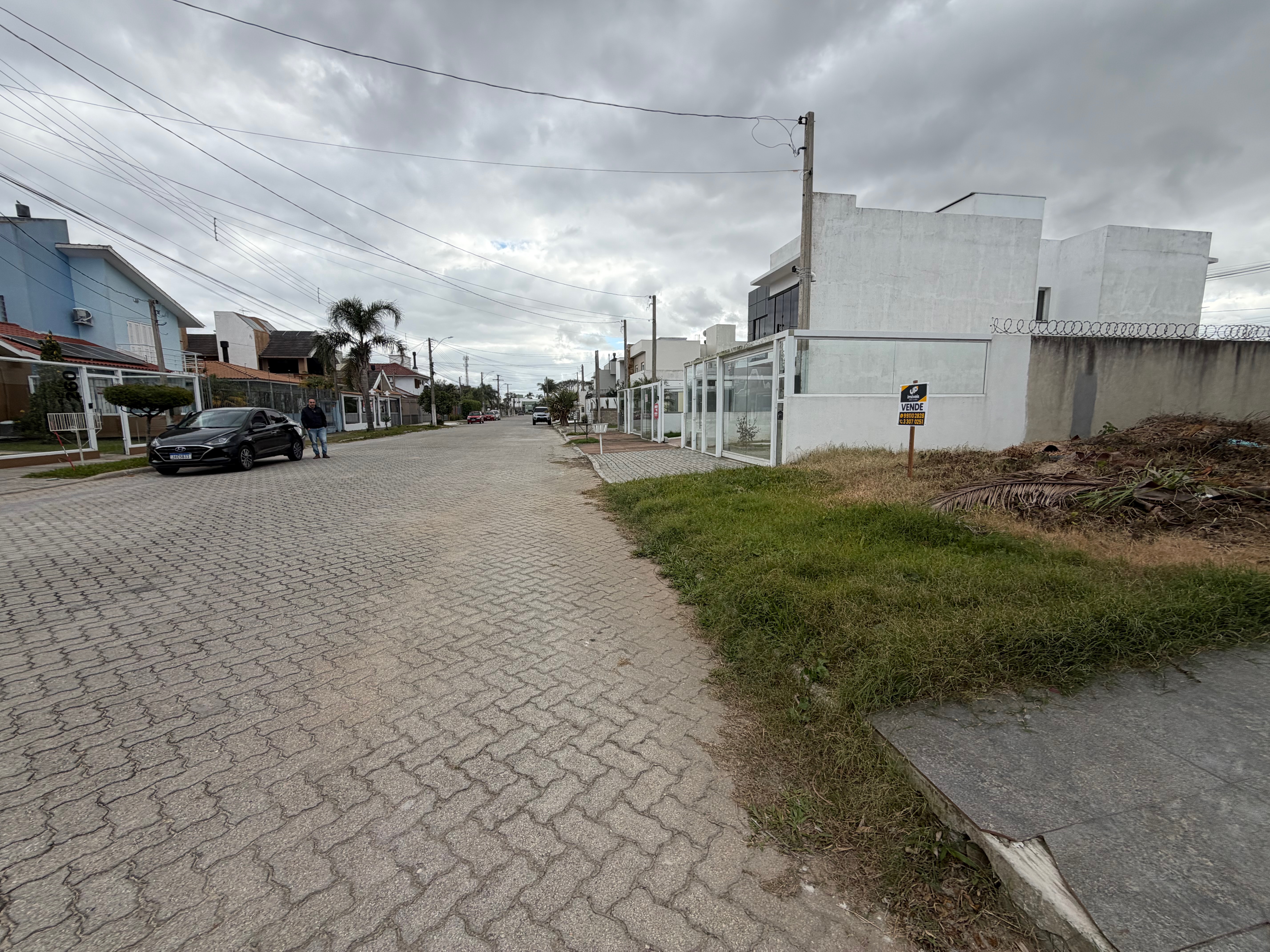Terreno à venda no Bougainville, Laranjal - 222 m² de área total, sendo 6,5 metros de frente por 34 metros de fundo em localização privilegiada. - 6