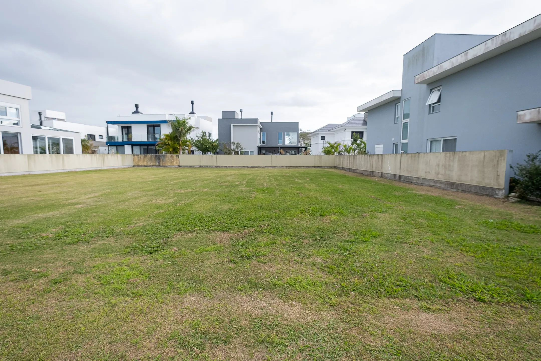 Terreno à venda no Lagos de São Gonçalo, Pelotas - 424 m² de área total, sendo totalmente plano e localizado em condomínio de alto padrão.