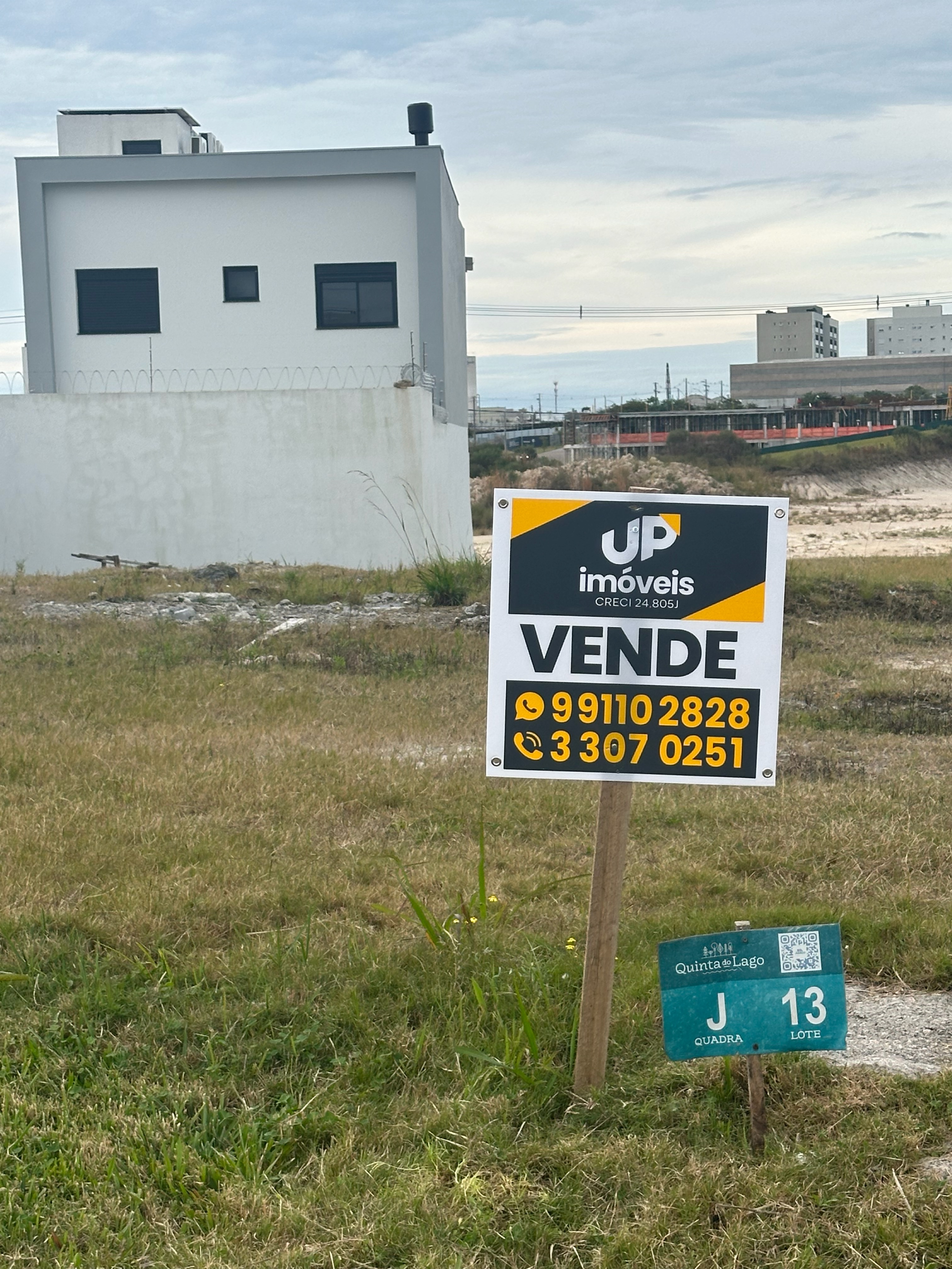 Terreno à venda no Quinta do Lago, Três Vendas - 189 m² de área total, sendo 7 metros de frente por 27 metros de fundo. - 25